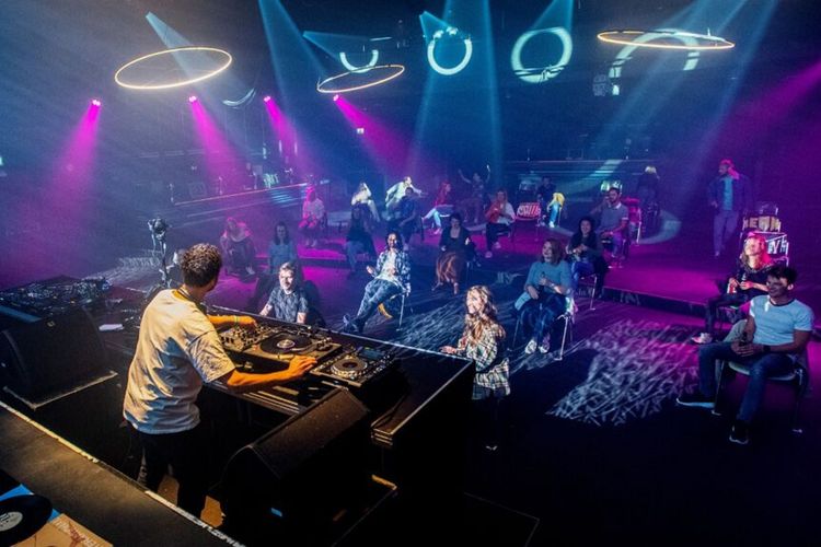 Para clubber menikmati musik yang dimainkan DJ di sebuah klub malam di Belanda.