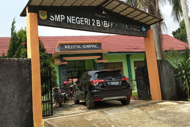 Seorang guru mendaftarkaj siswanya pada PPDB tahun ini di SMPN 2 Babakan Madang, Desa Bojong Koneng, Kabupaten Bogor, Jawa Barat.