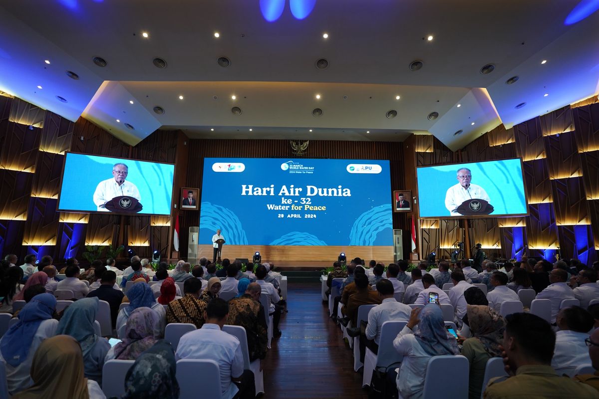 Menteri Pekerjaan Umum dan Perumahan Rakyat (PUPR) Basuki Hadimuljono saat memberikan sambutan pada Puncak Hari Air Dunia (HAD) ke-32 Tahun 2024 di Auditorium Kementerian PUPR, Senin (29/4/2024)