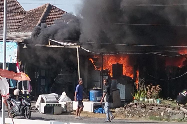 Gegara Bakar Sampah, Rumah Usaha Elektronik dan Laundry di Pasuruan Ludes Terbakar