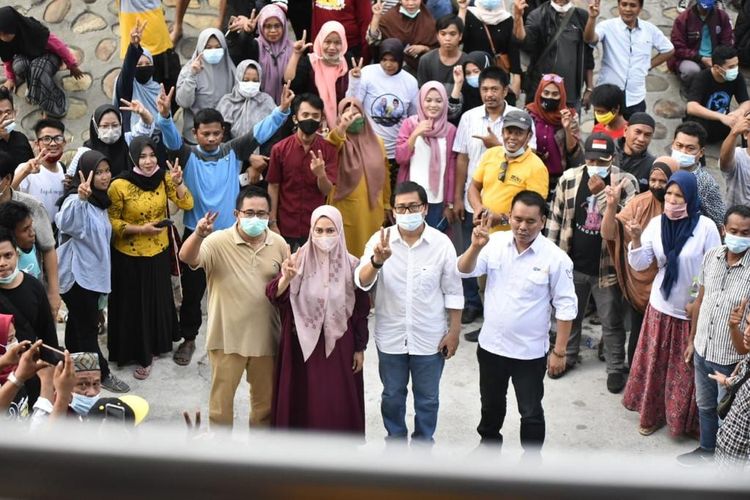 Paslon Bupati dan Wakil Bupati Luwu Utara IDP-Suaib saat berorasi di hadapan pendukungnya, Rabu (09/12/2020). 