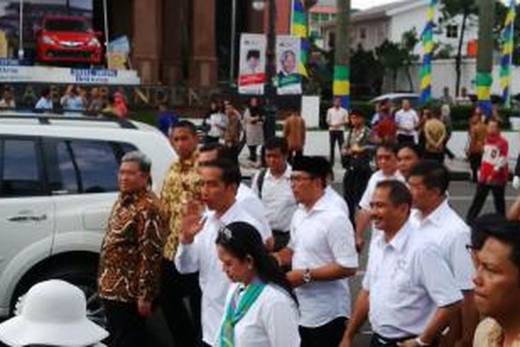 Selain disambut dengan lagu 'Halo-halo Bandung', kehadiran Presiden Joko Widodo beserta rombongan ke Bandung, Jawa Barat, Kamis (16/4/2015) siang, pun disambut dengan lagu rock dari grup band 'Metallica'. 