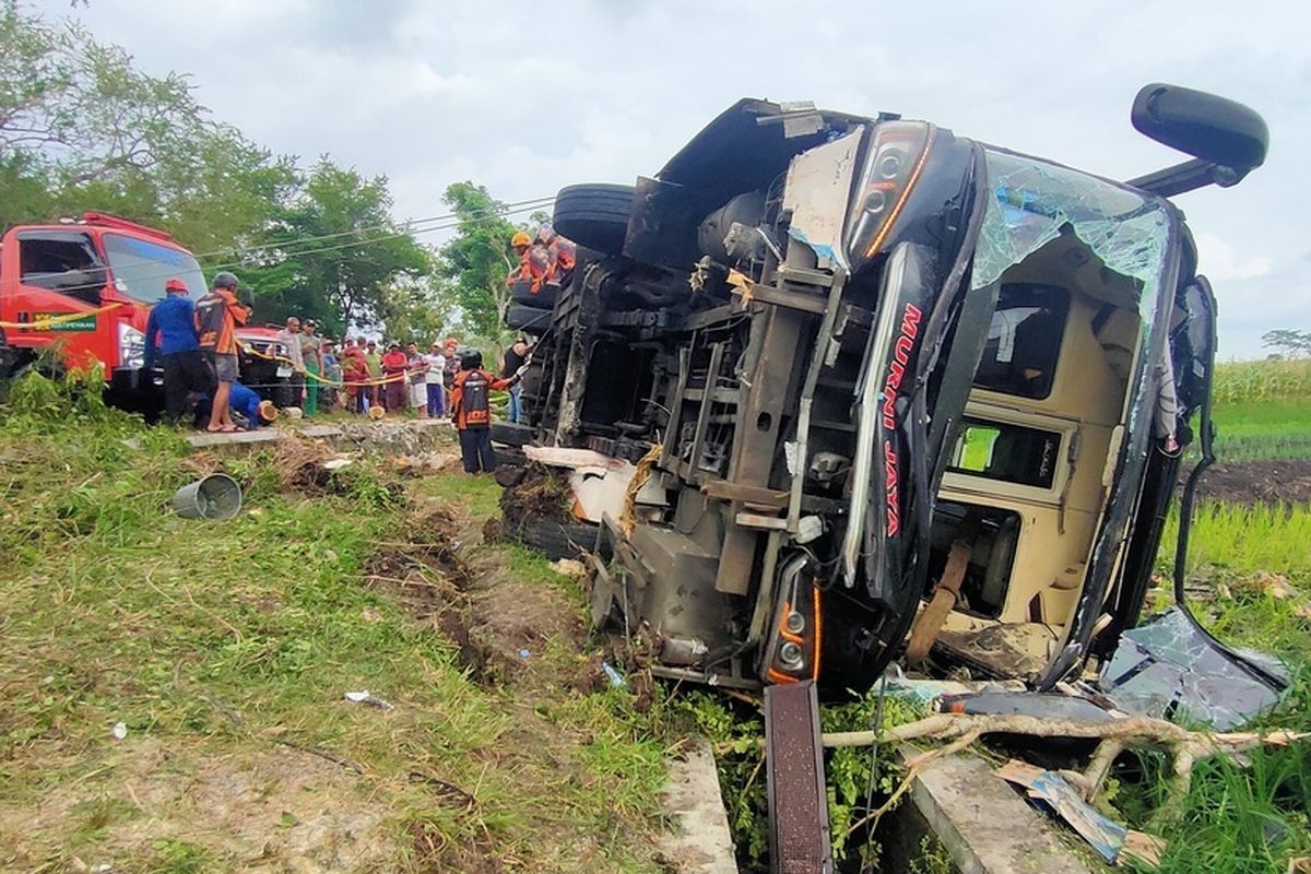 Bus Terguling di Kulon Progo, Penumpang Terjepit Selama 1 Jam