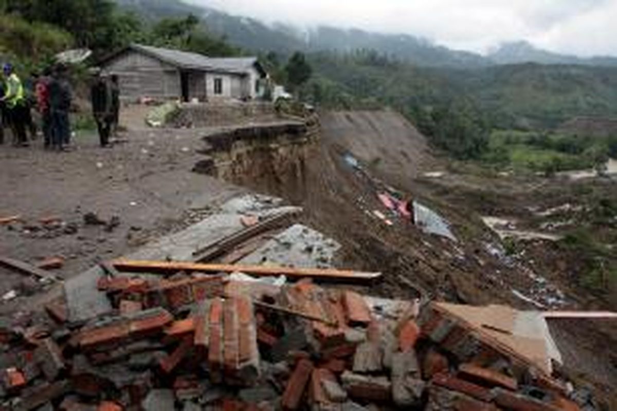Puing-putih rumah di lereng bukit di Bener Meriah, Kamis (4/7/2013). Gempa berkekuatan 6,2 Skala Richter yang melanda Kabupaten Aceh Tengah dan Kabupaten Bener Meriah juga menyebabkan tanah longsor yang menimbun rumah warga.