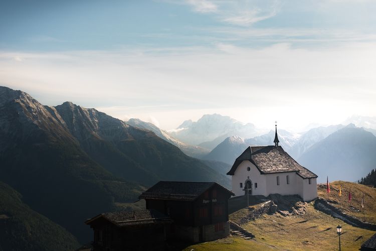 Ilustrasi Swiss - Desa Bettmeralp di Swiss yang merupakan desa bebas kendaraan bermotor (Photo by Yves Moret on Unsplash).