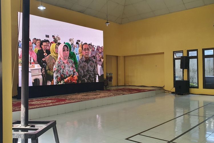 Menteri Sekretaris Negara Pratikno tampak hadir dalam upacara siraman Erina Sofia Gundono di Sleman. Jumat (9/12/2022)