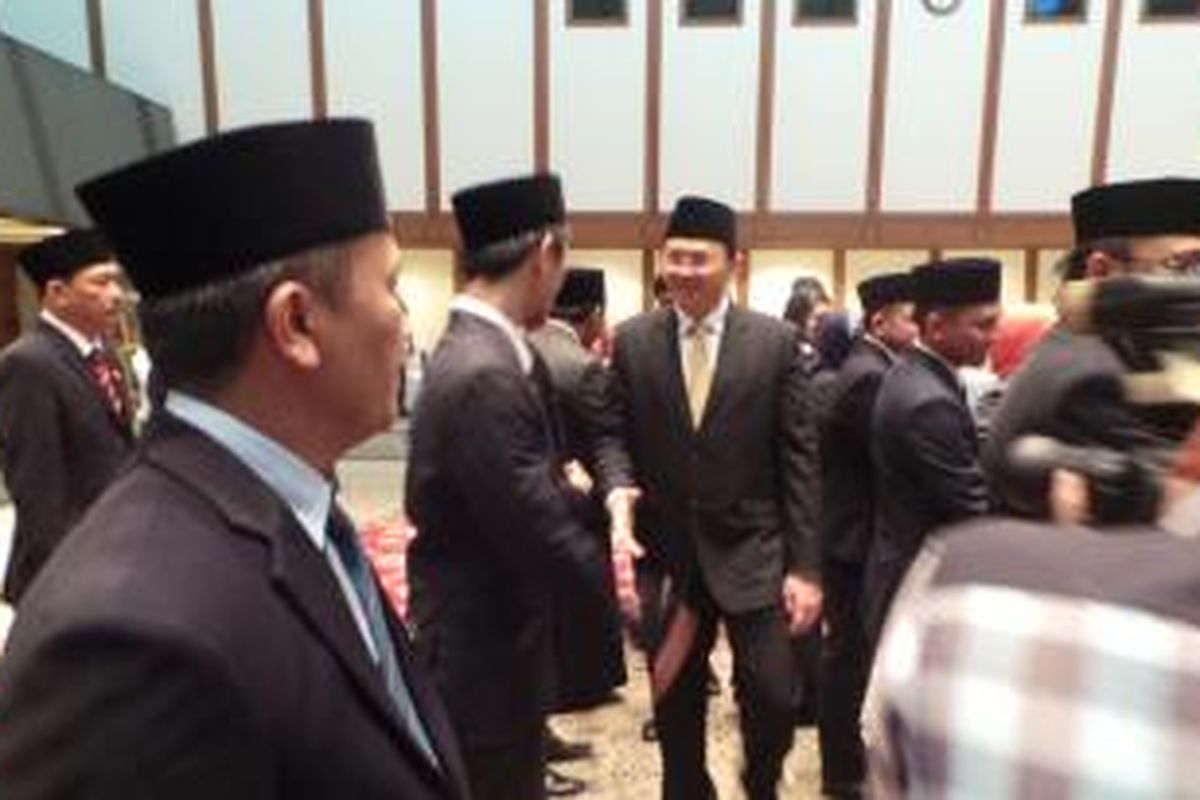 Gubernur DKI Jakarta Basuki Tjahaja Purnama saat menyalami pejabat eselon yang baru dilantik, di Balai Kota, Jumat (11/12/2015).