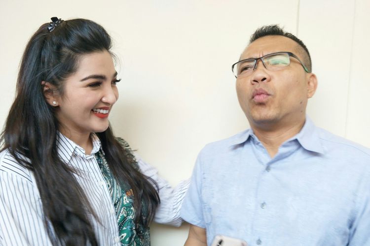 Penyanyi Ashanty didampingi suaminya, Anang Hermansyah di Pengadilan Negeri Tangerang, Rabu (31/7/2019).