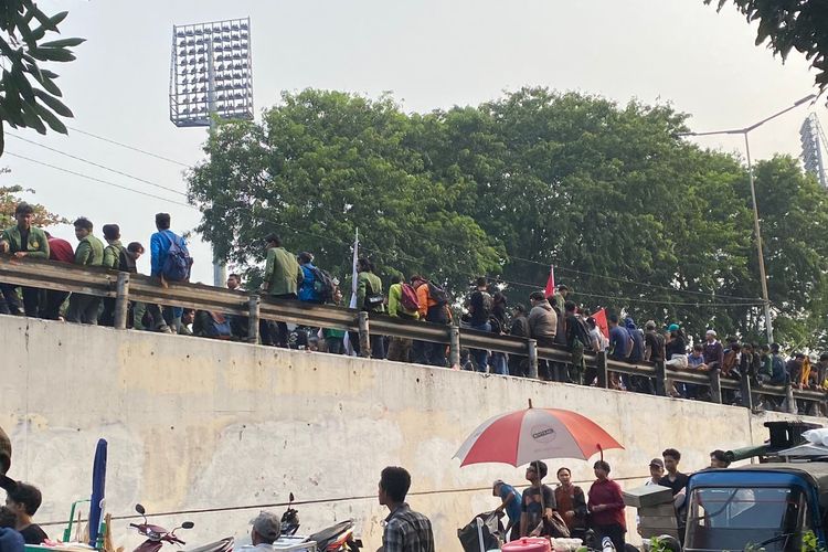 Jalan ke DPR Diblokade Polisi, Rombongan Mahasiswa hingga Warga Naik Flyover Ladokgi