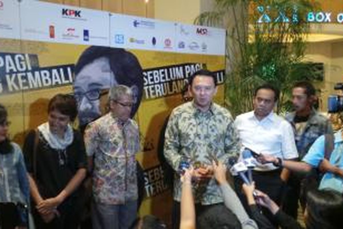 Gubernur DKI Jakarta Basuki Tjahaja Purnama (pakai batik) seusai menonton bareng film 