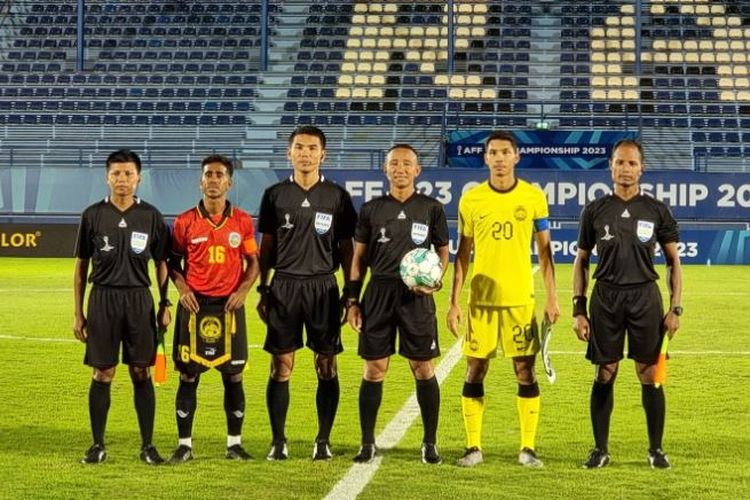 Suasana sebelum laga Timor Leste vs Malaysia pada pertandingan terakhir Grup B Piala AFF U23 2023 yang dilaksanakan di PTT Stadium, Rayong, Thailand, pada Selasa (22/8/2023) malam WIB. (Sumber foto: Tangkapan layar Twitter ASEAN Football/@AFFPresse)