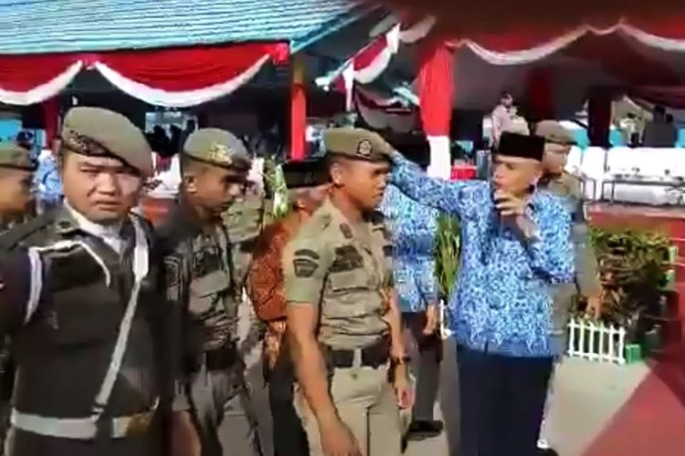 Wakil Gubernur Kaltara Udin Hianggio mengamuk saat akan melaksanakan upacara memperingati HUT ke-46 Korpri dan HUT ke-72 PGRI di Kabupaten Bulungan. Video  yang diunggah warga melalui akun FB ini viral dan menjadi perbincangan warga.