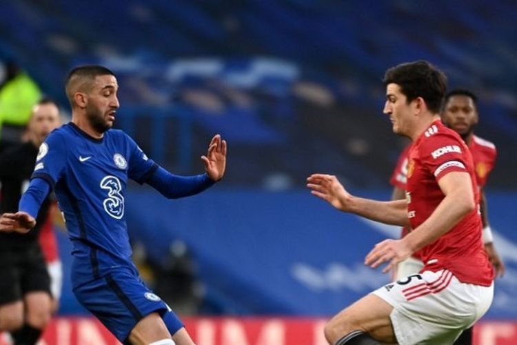 Hakim Ziyech (kiri) berhadapan dengan Harry Maguire (kanan) dalam laga Chelsea vs Man United pada gelaran Liga Inggris pekan ke-26, Minggu (28/2/2021) di Stamford Bridge.