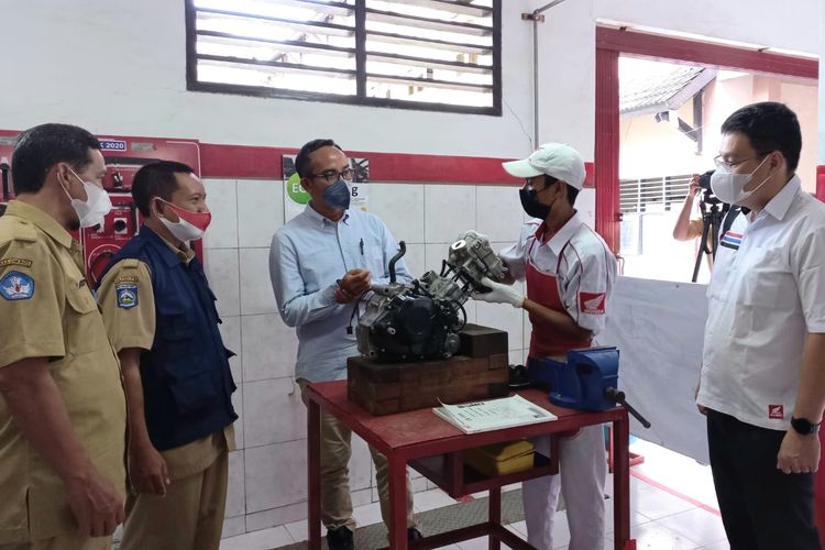 AHM mengunjungi salah satu SMK di Lombok