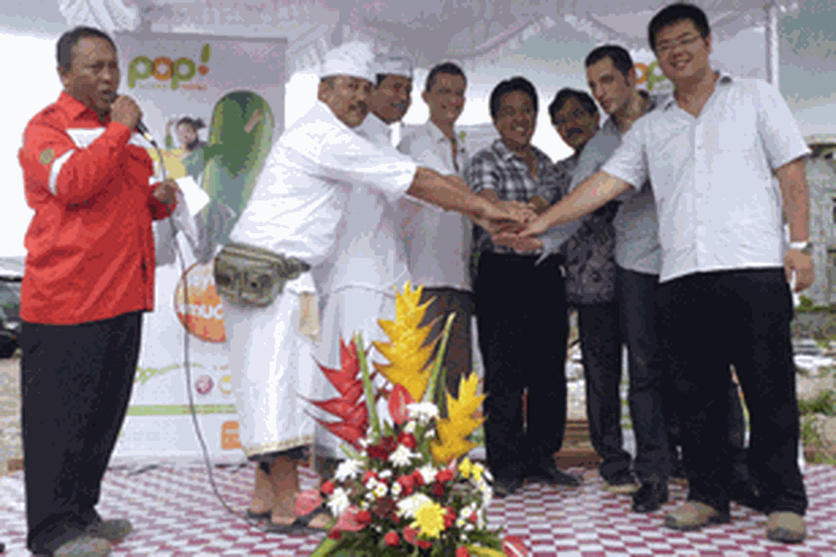 Ground Breaking Hotel Harris dan Pop Cokroaminoto di Denpasar, Bali, Minggu (16/12/2012).