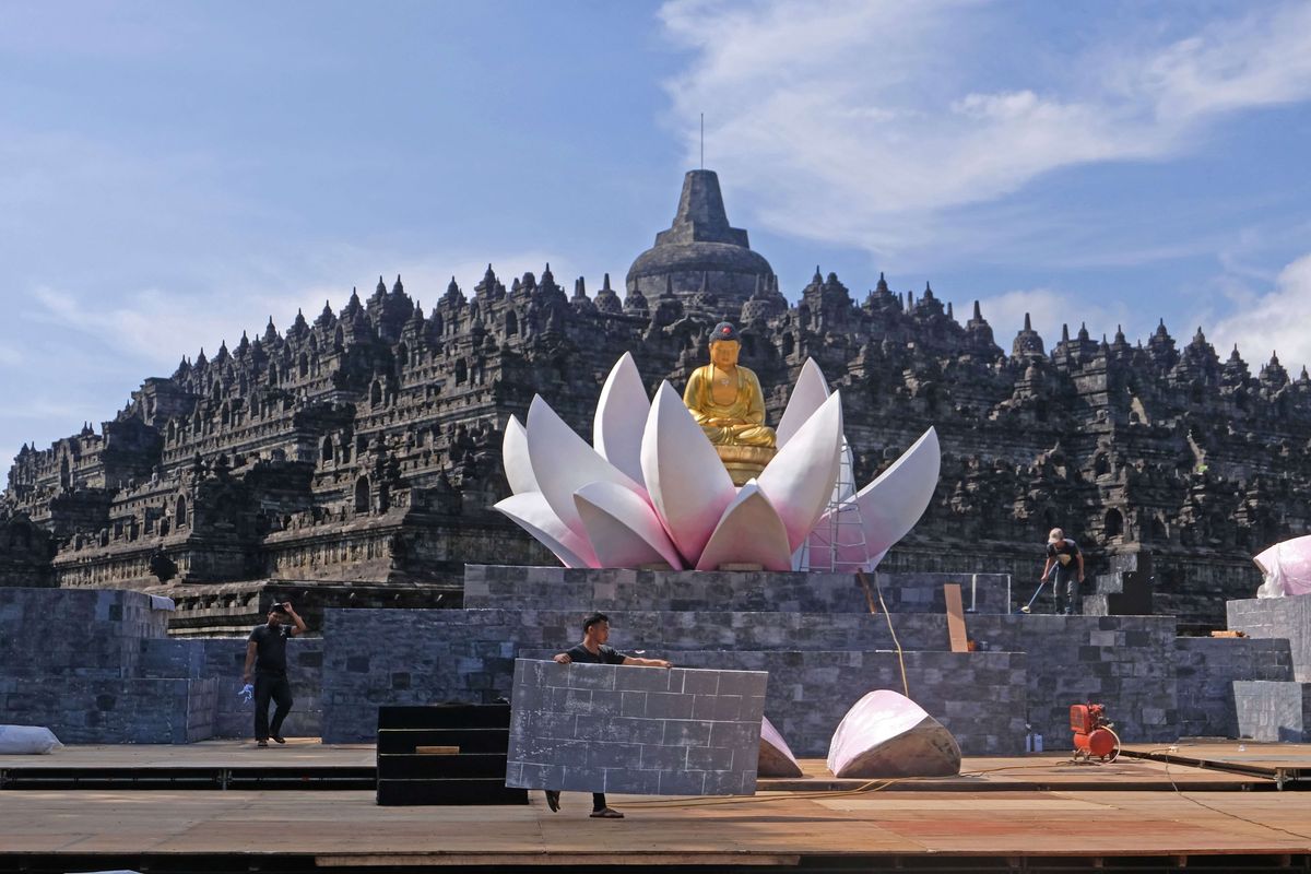 Sejumlah pekerja menyelesaikan pembuatan altar puja bakti perayaan Tri Suci Waisak Nasional 2022 di pelataran kompleks Taman Wisata Candi (TWC) Borobudur, Magelang, Jateng, Sabtu (14/5/2022). Perayaan Tri Suci Waisak Nasional 2566 BE/2022 kembali diselenggarakan di Candi Borobudur setelah ditiadakan selama dua tahun akibat pandemi COVID-19 dengan menerapkan pembatasan hanya sebanyak 1.200 peserta.