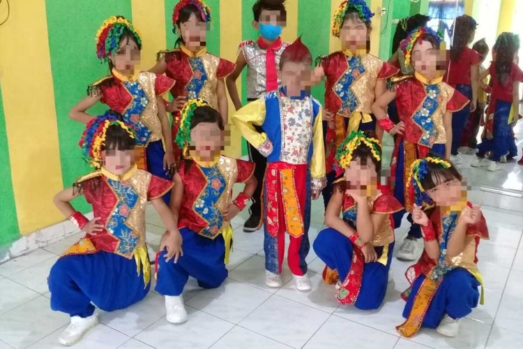 Anak-anak Rumah Aira mempersiapkan pentas di acara expo ormas kota Semarang 2022.