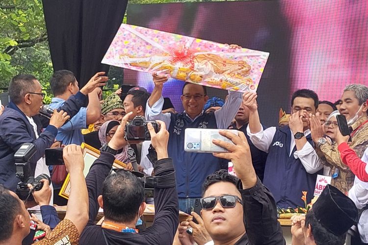 Gubernur DKI Jakarta Anies Baswedan saat menerima roti buaya dalam acara acara perpisahan bertajuk Terima Kasih Jakarta yang digelar di seberang Balai Kota DKI Jakarta, Jakarta Pusat, pada Minggu (16/10/2022).