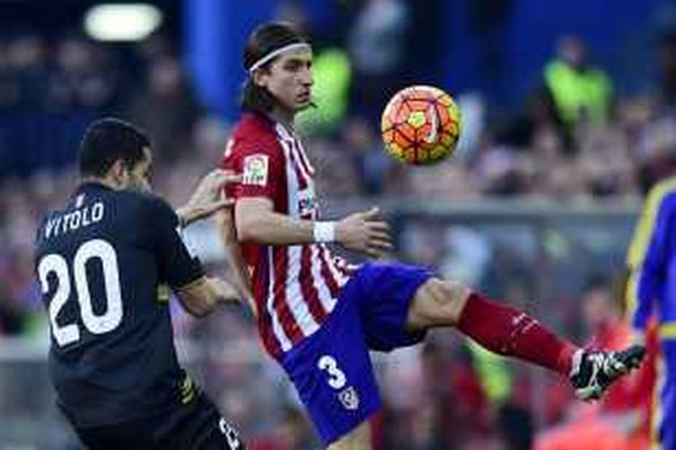 Bek Atletico, Filipe Luis, berebut bola dengan gelandang serang Sevilla, Vitolo, saat kedua tim berhadapan pada Minggu (24/1/2016).