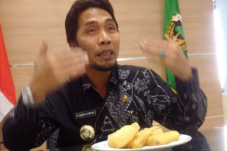 Bupati Madiun, Kaji Mbing, memberikan penjelasan terkait kebijakannya melarang roti digunakan sebagai hidangan makanan ringan acara pemerintah.