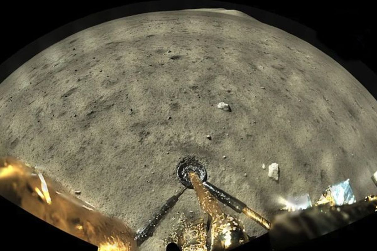misi Change-5 China mendarat di barat laut sisi dekat Bulan. Mereka baru saja mengirim gambar berwarna dari Bulan.


