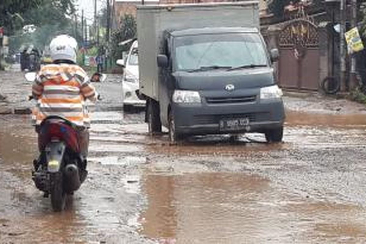 Tampak Jl Letda Natsir, Ciangsana, Gunung Putri Bogor yang rusak parah. Lokasi jalan rusak ini hanya 300 meter dari Puri Cikeas, kediaman Presiden Republik Indonesia ke-6, Susilo Bambang Yudhoyono. Gambar diambil Selasa (27/1/2015).