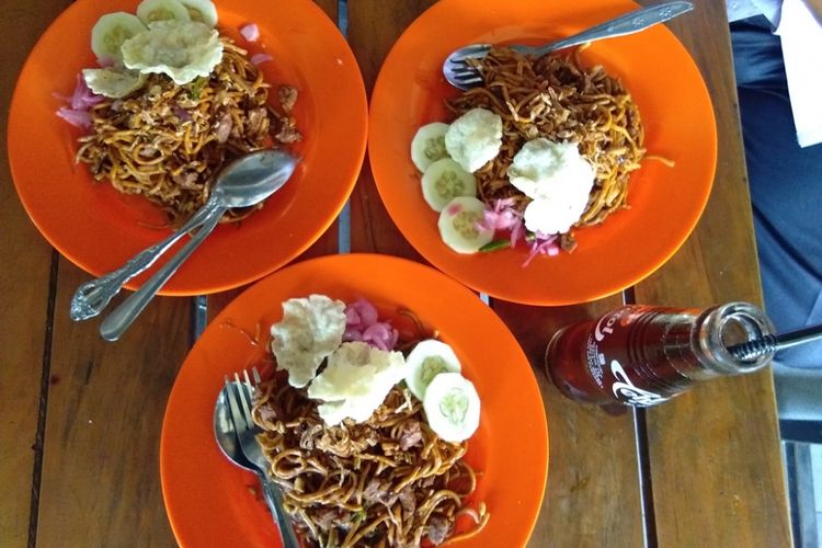 Mi daging racikan Fajri, di Droyal Coffee, Kota Lhokseumawe, Aceh, Kamis (14/12/2017).