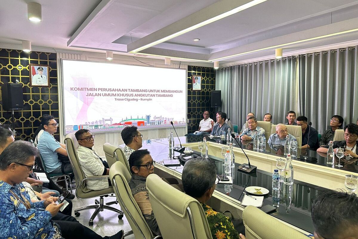 Pemerintah Kabupaten Bogor menggelar rapat percepatan pembebasan tanah untuk pembangunan infrastruktur jalan. Rapat tersebut dipimpin Wakil Bupati Bogor, Ade Ruhandi di Ruang Wakil Bupati Bogor, Cibinong pada Jumat (17/10/25).