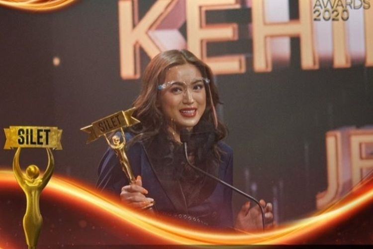 Jessica Iskandar menerima penghargaan Silet Awards 2020.  