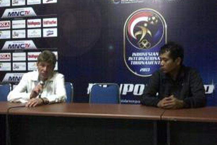 Pelatih Mitra Kukar dan pelatih Arema Joko Susilo saat jumpa pers, usai pertandingan di stadion Kanjuruhan, Malang, Senin (23/9/2013).