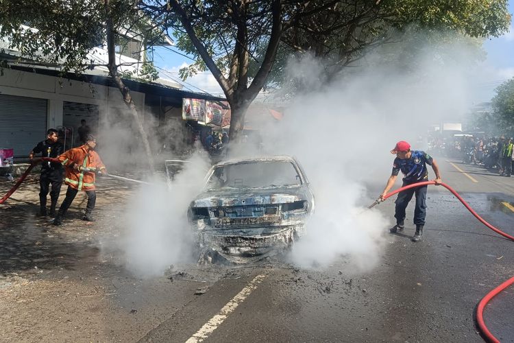 Mobil Timor Terbakar di Pamekasan, Sekeluarga Berhasil Selamat