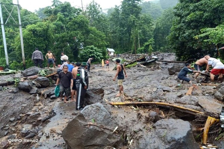 Banjir bandang dan tanah longsor terjadi di Kabupaten Kepulauan Sitaro, Sulut, Senin (29/3/2021)