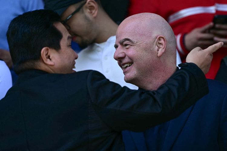 Presiden FIFA Gianni Infantino menyambut Ketua Umum PSSI, Erick Thohir, jelang laga timnas Indonesia vs Guinea dalam jadwal playoff Olimpiade 2024 bergulir di Clairefontaine, Perancis, pada Kamis (9/5/2024)