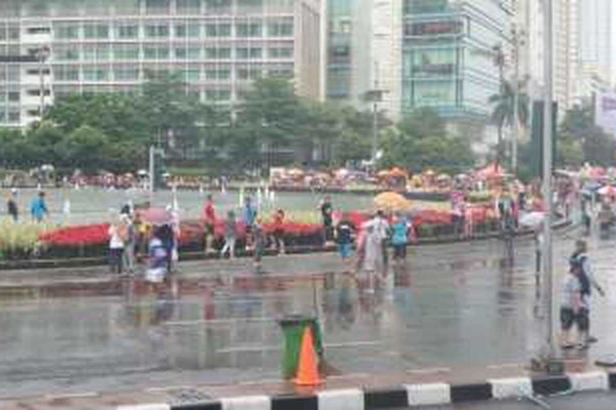 Warga Jakarta tetap beraktivitas di car free day meski hujan turun, Minggu (13/11/2016). 