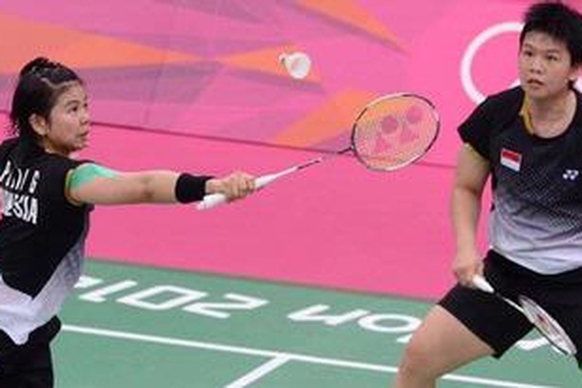 Ganda putri Indonesia, Meiliana Jauhari (kanan), sedang melihat rekannya, Greysia Polii, 