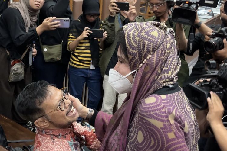 Istri mantan Menteri Pertanian (Mentan) Syahrul Yasin Limpo (SYL) Istri SYL, Ayun Sri Harahap memeluk suaminya saat tiba di Pengadilan Tipikor Jakarta, Rabu (29/5/2024).