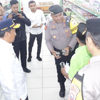Polres Sumenep, Jawa Timur, bersama Dinas Koperasi UKM dan Perdagangan Sumenep melakukan inspeksi mendadak (sidak) ke sejumlah toko hingga swalayan jelang bulan suci Ramadhan 2024, Kamis (7/2/2024). 