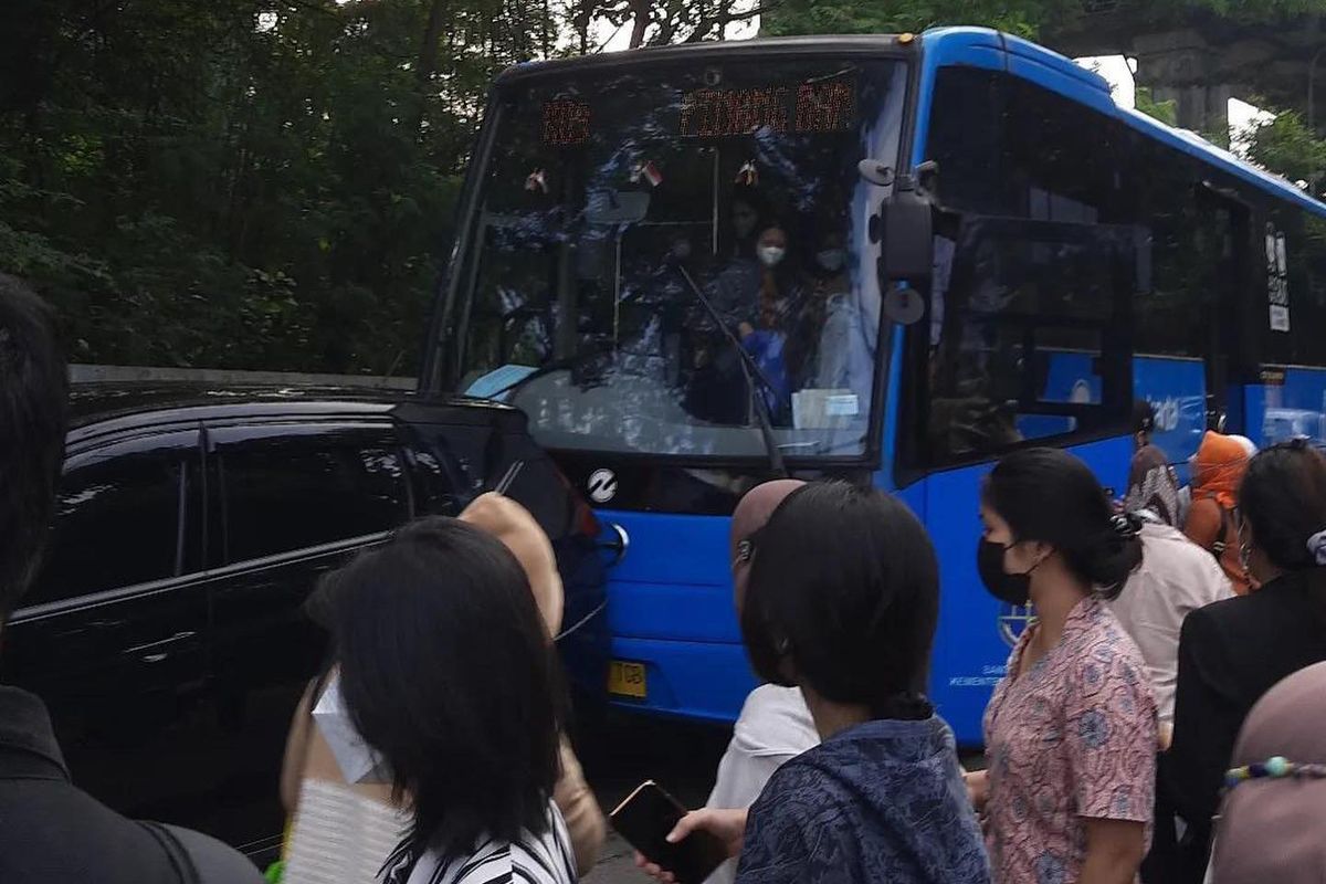 Bus Transjakarta menabrak kendaraan di Jalan Tol Jagorawi dekat Exit Tol Kodam Jaya, Jakarta Timur,  Kamis (24/3/2022).