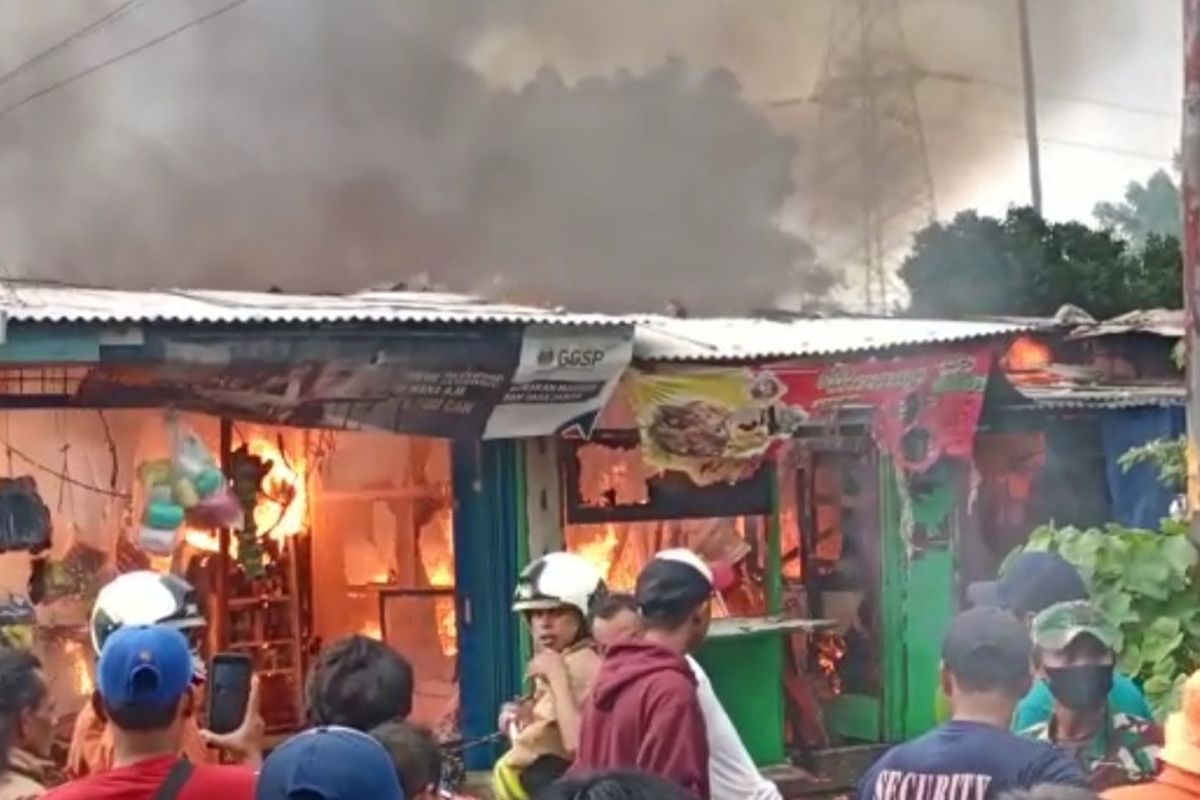 Sebanyak 14 kios konveksi di Kompleks PIK Blok A Penggilingan, Cakung, Jakarta Timur, dilalap si jago merah, Jumat (24/12/2021) sore.