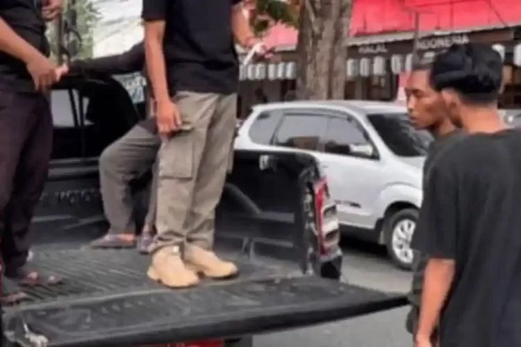 Dinsos Serang Amankan ODGJ yang Diduga Lempar Batu ke Mobil