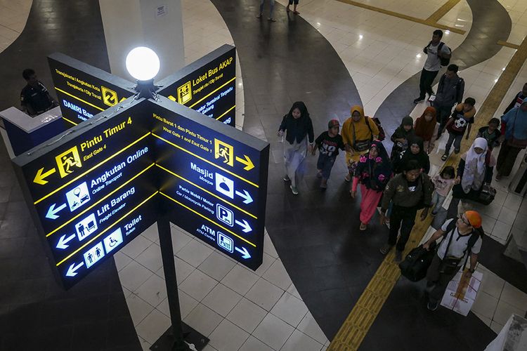 Pemudik membawa barang bawaannya setibanya di Terminal Pulo Gebang, Jakarta, Minggu (9/6/2019). Hingga siang ini tercatat sebanyak 6.511 orang tiba di Terminal Pulo Gebang dan akan terus bertambah mengingat hari ini adalah puncak arus balik Lebaran 2019.