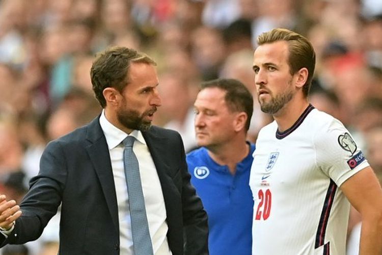 Penyerang timnas Inggris Harry Kane berbicara dengan pelatih Gareth Southgate pada laga kontra Andorra di Wembley, 5 September 2021.