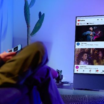 The Sero, salah satu TV dalam rangkaian Samsung Lifestyle TV yang menawarkan beragam pilihan TV berdasarkan kepribadian masing-masing konsumen.
