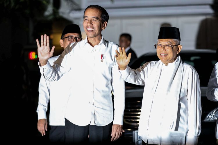 Capres petahanan Joko Widodo saat mendatangi kediaman cawapresnya Kiai Haji Maruf Amin di Jl. Situbondo, Menteng, Jakarta Pusat, Kamis (27/6/2019) malam. Pasangan capres dan cawapres nomor urut 01 Joko Widodo-Maruf Amin akan menyampaikan pidato terkait hasil sidang sengketa Pilpres di Mahkamah Konstitusi (MK) di Bandara Halim Perdanakusuma.