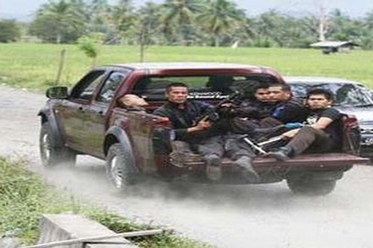 Sebuah mobil menggangkut anggota polisi yang diduga tertembak saat operasi pengepungan kelompok radikal di pegunungan Lembah Seulawah,, Kamis (4/3). 