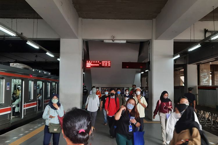 Kepadatan peron 6 dan 7 Stasiun Manggarai, Jakarta Selatan, mulai terurai pada hari ketiga perubahan rute kereta rel listrik (KRL), Senin (30/5/2022) pagi.