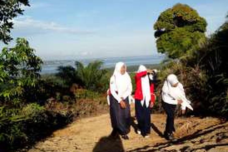 Peringati Hardiknas, Seribuan siswa sekoalh di wilayah perbatasan Kabupaten Nunukan menggelar upacara di patok tapal batas negara Indonesia - Malaysia patok 15 di Desa Bambangan.