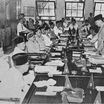 Sidang PPKI pada 18 Agustus 1945 yang salah satu hasilnya adalah menetapkan UUD 1945 serta memilih presiden dan wakil presiden Republik Indonesia.