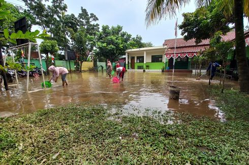 Banjir yang Rendam Halaman Sekolah di Grogol Dimanfaatkan untuk Lomba Tangkap Ikan