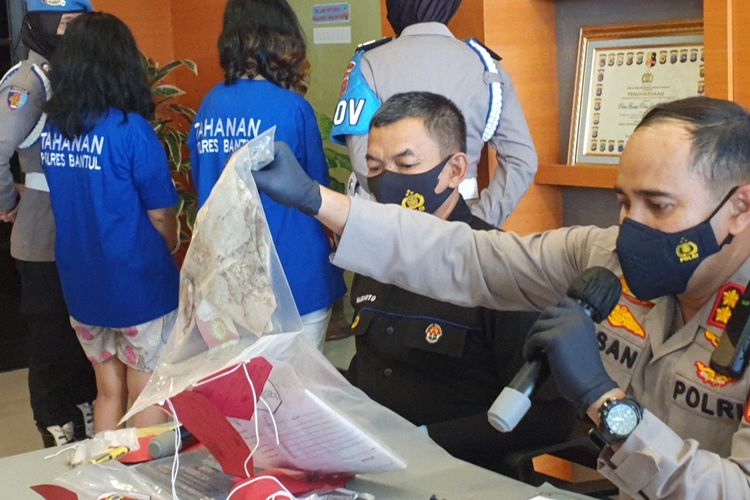 Kapolres Bantul AKBP Ihsan menunjukkan kain pembungkus jenasah bayi di makam misterius di Pemakaman Ngasem, Jetis, Bantul, DI Yogyakarta.